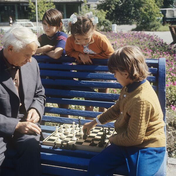 Игра в шахматы. Ангарск, 1973 год - Sputnik Кыргызстан