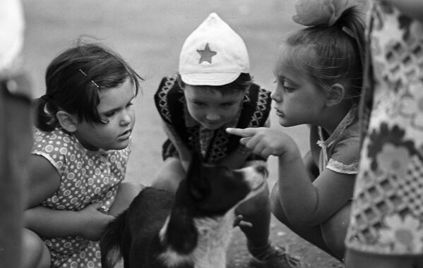 Дети играют с собакой. 1976 год - Sputnik Кыргызстан