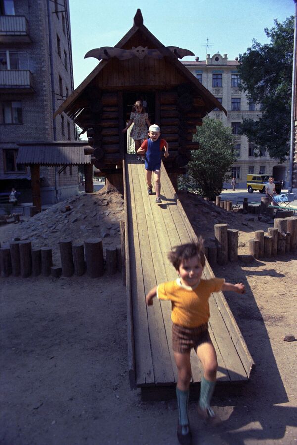 На детской площадке в Москве. 1975 год - Sputnik Кыргызстан
