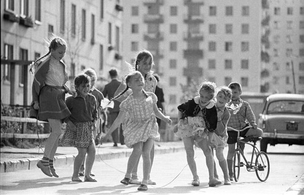 Дети во дворе дома. Москва, 1966 год - Sputnik Кыргызстан