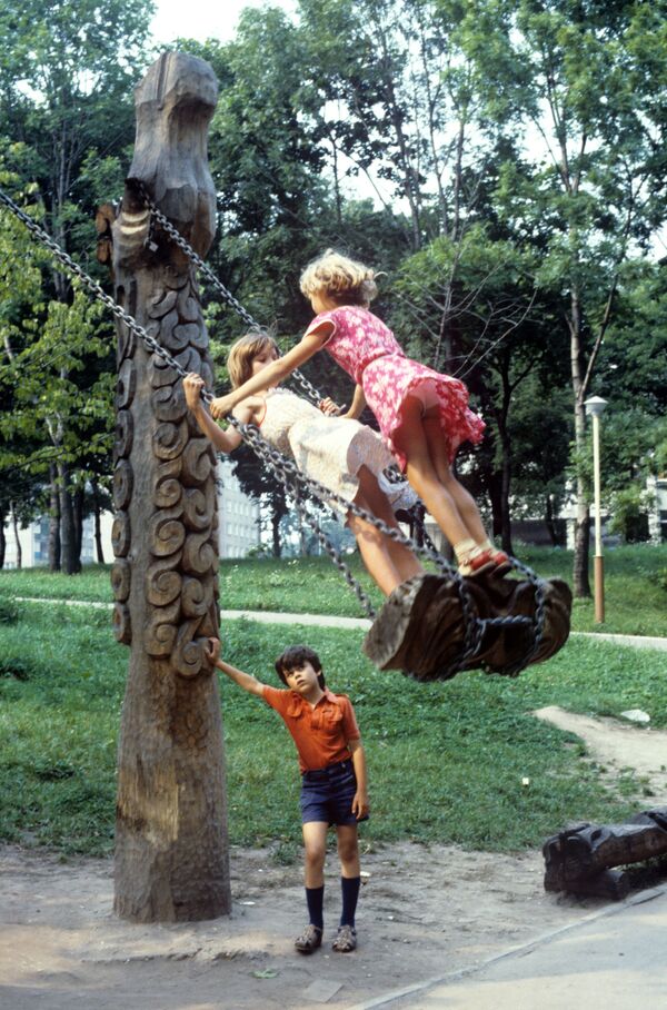 Девочки качаются на качелях на детской площадке. 1986 год - Sputnik Кыргызстан