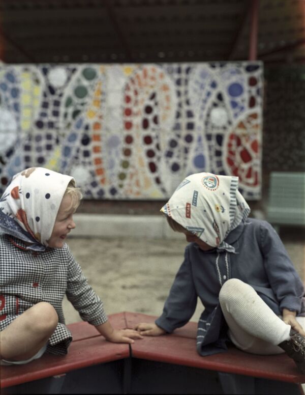 Подружки в песочнице. 1973 год - Sputnik Кыргызстан
