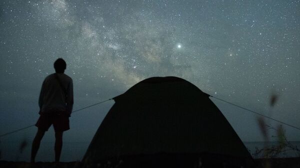 Мужчина наблюдает за звездным небом. Архивное фото - Sputnik Кыргызстан
