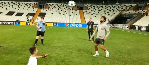 Буту жок төрөлгөн казакстандык Али атактуу футболчу Салах менен ойноду. Видео Буту жок төрөлгөн казакстандык Али атактуу футболчу Салах менен ойноду. Видео - Sputnik Кыргызстан