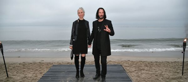 Киану Ривз и Александра Грант показе новой мужской одежды Saint Laurent в Малибу. 6 июня 2019 года - Sputnik Кыргызстан