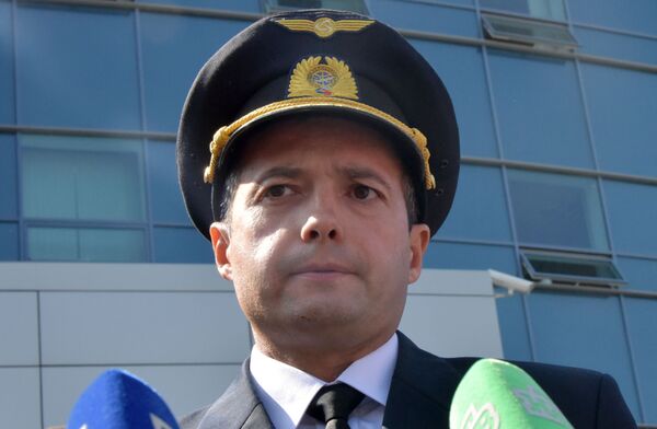Командир аварийно севшего в поле лайнера Airbus А321 авиакомпании Уральские авиалинии Дамир Юсупов - Sputnik Кыргызстан