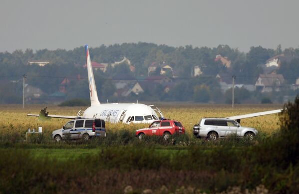 Самолет А-321 с пассажирами на борту совершил жесткую посадку в Подмосковье - Sputnik Кыргызстан