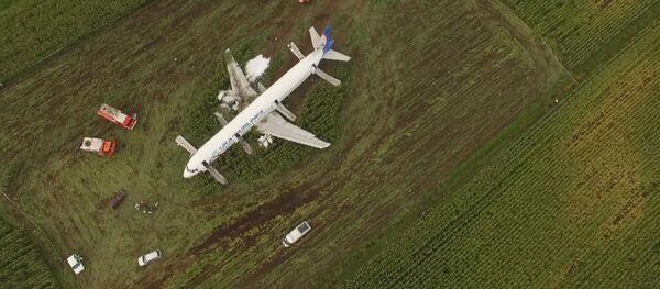 Самолет А-321 авиакомпании Уральские авиалинии с пассажирами на борту совершил аварийную посадку в Подмосковье Самолет А-321 авиакомпании Уральские авиалинии с пассажирами на борту совершил аварийную посадку в Подмосковье - Sputnik Кыргызстан
