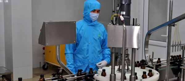 Сотрудник Фармацевтической компании кыргызстанца Рахима Бабаева во время работы - Sputnik Кыргызстан