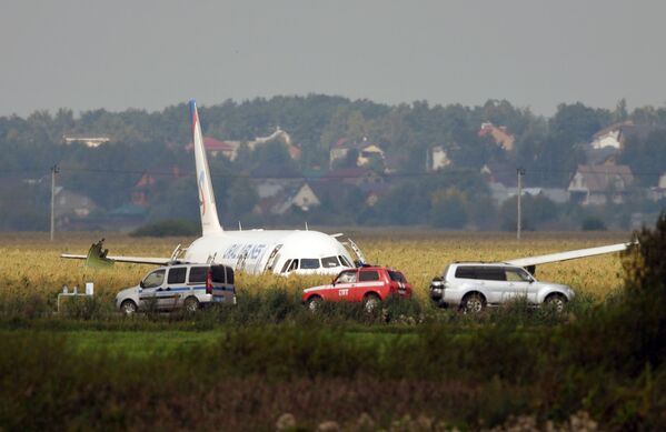 Пассажирский самолет совершил аварийную посадку в Подмосковье - Sputnik Кыргызстан