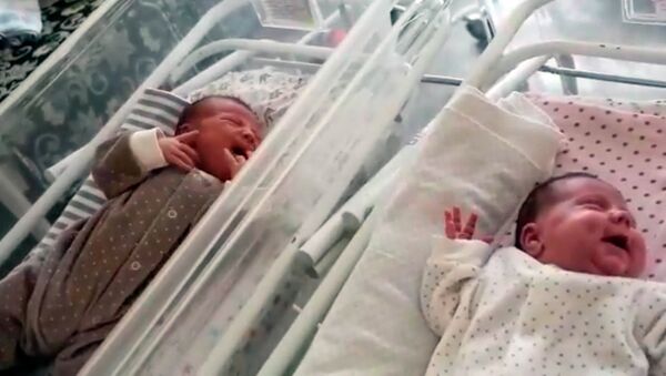 Казахстанка родила дочь и сына с разницей в 2,5 месяца — видео - Sputnik Кыргызстан