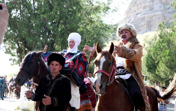 В составе каравана были наездники на лошадях, верблюдах, яках, танцовщицы и актеры. - Sputnik Кыргызстан