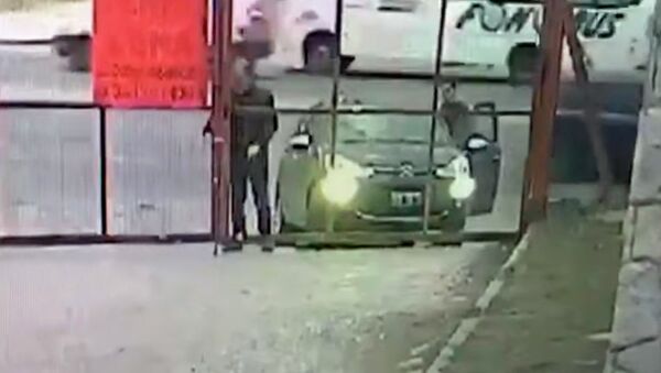 Вор угнал машину пока владелец открывал ворота. Видео - Sputnik Кыргызстан