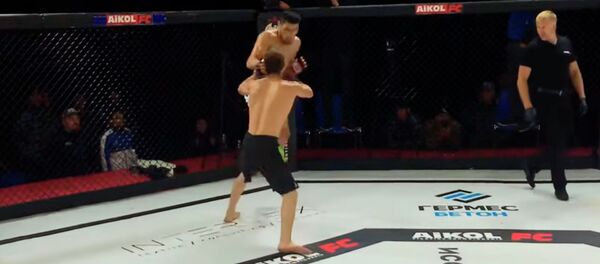 Кыргызстанец нокаутировал соперника ударом колена на 17-й секунде боя. Видео - Sputnik Кыргызстан