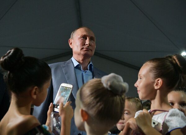 Президент РФ В. Путин посетил открытие фестиваля Опера в Херсонесе - Sputnik Кыргызстан