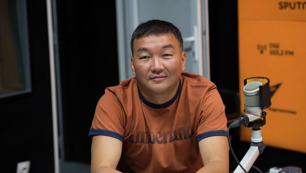 Эксперт Совета по развитию бизнеса и инвестициям Азамат Акенеев во время интервью - Sputnik Кыргызстан