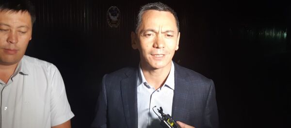 Экс-депутат ЖК Омурбек Бабанов отвечает на вопросы журналистов после допроса в Государственной службе по борьбе с экономическими преступлениями Экс-депутат ЖК Омурбек Бабанов отвечает на вопросы журналистов после допроса в Государственной службе по борьбе с экономическими преступлениями - Sputnik Кыргызстан