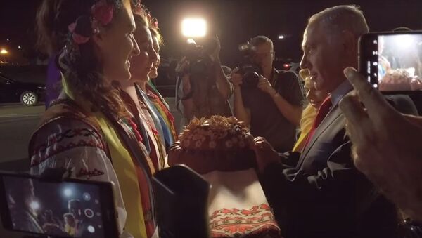 Израил премьеринин жубайы Киевде сунган нанды жерге таштап салды. Видео - Sputnik Кыргызстан
