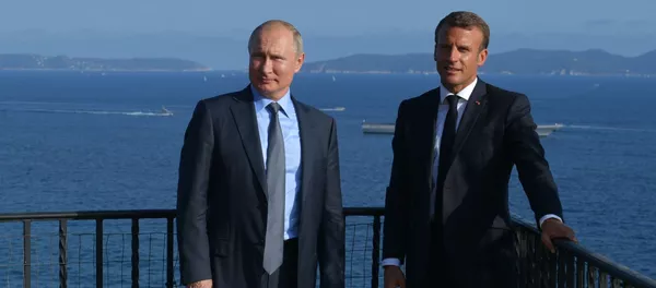 19 августа 2019. Президент РФ Владимир Путин и президент Франции Эммануэль Макрон во время встречи в резиденции президента Франции Форт Брегансон. - Sputnik Кыргызстан