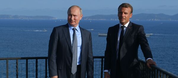 19 августа 2019. Президент РФ Владимир Путин и президент Франции Эммануэль Макрон во время встречи в резиденции президента Франции Форт Брегансон. - Sputnik Кыргызстан
