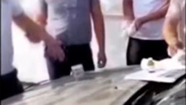 Жалал-Абаддагы ишкер пара берип жатканын видеого тартып алган - Sputnik Кыргызстан