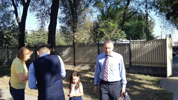 Продление ареста Атамбаева рассматривает суд — ситуация возле ГКНБ. Фото Продление ареста Атамбаева рассматривает суд — ситуация возле ГКНБ. Фото - Sputnik Кыргызстан