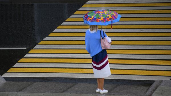Женщина с зонтом у пешеходного перехода. Архивное фото - Sputnik Кыргызстан