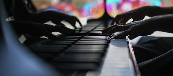 Музыкант играет на пианино. Архивное фото - Sputnik Кыргызстан