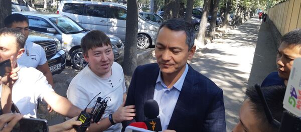 Экс-депутат ЖК Омурбек Бабанов отвечает на вопросы журналистов перед допросом в ГКНБ - Sputnik Кыргызстан