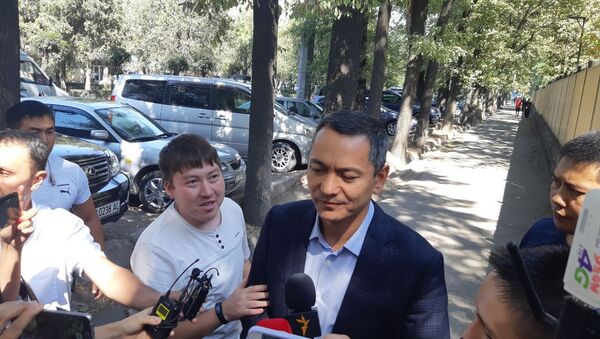 Экс-депутат ЖК Омурбек Бабанов отвечает на вопросы журналистов перед допросом в ГКНБ - Sputnik Кыргызстан