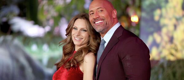 Актер Дуэйн Джонсон жубайы Лорен Хашиан менен. Архив - Sputnik Кыргызстан