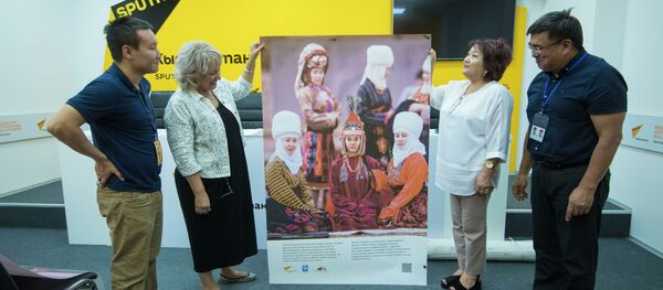 Sputnik Кыргызстан эл аралык маалымат агенттиги жана радиосу Улуттук баш кийимдер долбоорунун фото плакаттарын Улуттук тарых музейине өткөрүп берди - Sputnik Кыргызстан