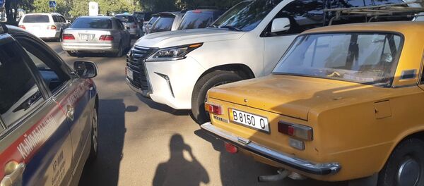 Жол кыймылы коопсуздугун камсыздоо башкы башкармалыгынын кызматкерлери экс-депутат Өмүрбек Бабановдун айдоочусун унаасынын терезелерин караңгылатып алганы үчүн айыпка жыкты Жол кыймылы коопсуздугун камсыздоо башкы башкармалыгынын кызматкерлери экс-депутат Өмүрбек Бабановдун айдоочусун унаасынын терезелерин караңгылатып алганы үчүн айыпка жыкты - Sputnik Кыргызстан