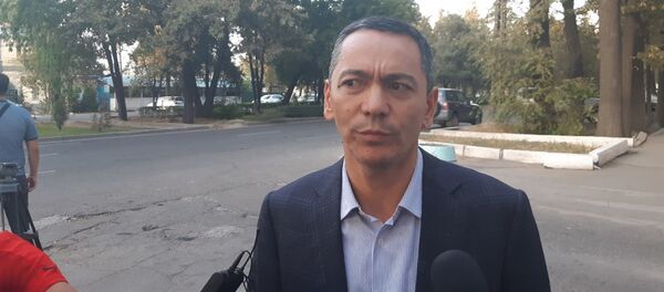 Экс-депутат ЖК Омурбек Бабанов отвечает на вопросы журналистов после допроса в ГКНБ - Sputnik Кыргызстан