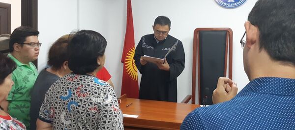  Биринчи Май райондук сотунда мурдагы президент Алмазбек Атамбаевдин кармалышы боюнча иш - Sputnik Кыргызстан