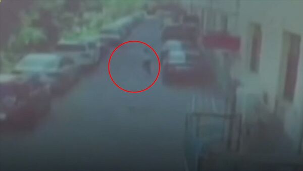 Женщина чудом избежала смерти при обрушении крыши — видео - Sputnik Кыргызстан