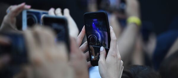 Телефондун камерасына тартып жаткан адамдар. Архив Телефондун камерасына тартып жаткан адамдар. Архив - Sputnik Кыргызстан