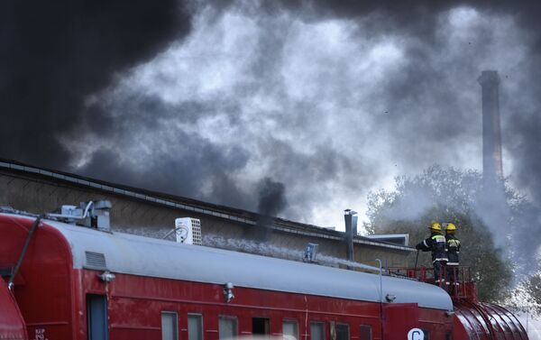 При тушении пожара на складе бытовой техники Beko используют тепловоз - Sputnik Кыргызстан
