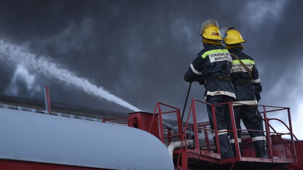 Сотрудники МЧС во время тушения пожара. Архивное фото - Sputnik Кыргызстан