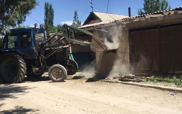 Снос незаконно возведенных домов, заборов и магазинов в Бишкеке - Sputnik Кыргызстан