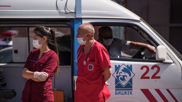 Сотрудники скорой медицинской помощи на месте крупного пожара на складе бытовой техники в западной части Бишкека - Sputnik Кыргызстан