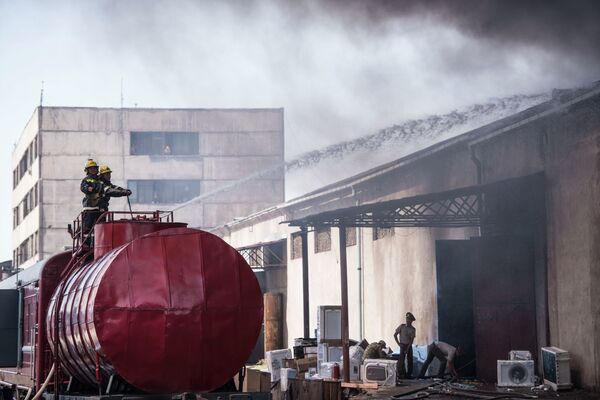 Крупный пожар на складе бытовой техники в Бишкеке - Sputnik Кыргызстан