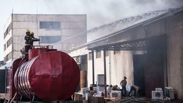 Сотрудники МЧС во время тушения крупного пожара на складе бытовой техники в западной части Бишкека - Sputnik Кыргызстан