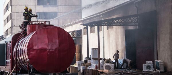 Сотрудники МЧС во время тушения крупного пожара на складе бытовой техники в западной части Бишкека - Sputnik Кыргызстан