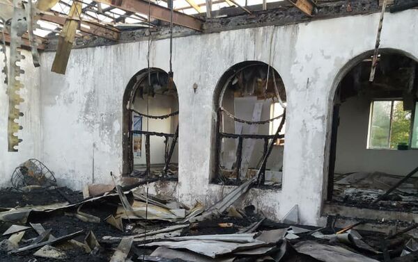 В Токмоке сегодня, 21 августа, сгорела мечеть, рассказал очевидец, который отправил на WhatsApp-канал Sputnik Кыргызстан фото с места пожара - Sputnik Кыргызстан