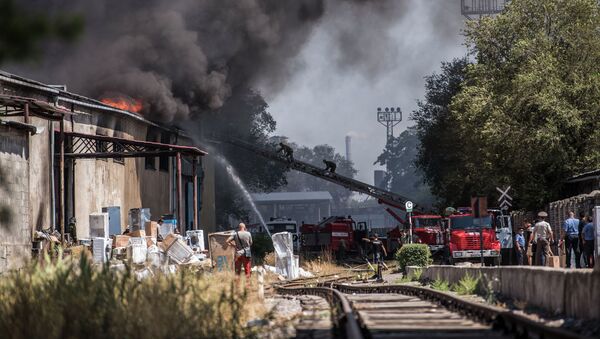 Сотрудники МЧС во время тушения крупного пожара на складе бытовой техники в западной части Бишкека - Sputnik Кыргызстан