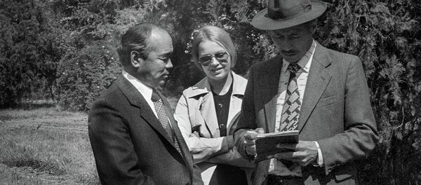 СССРдин эл артисти Сүймөнкул Чокморов менен СССРдин эл сүрөтчүсү Тургунбай Садыковдун бул сүрөтү 1980-жылдардын башында Фрунзе (азыркы Бишкек) шаарында тартылган - Sputnik Кыргызстан