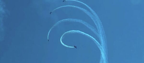 Красиво! Новую фигуру высшего пилотажа показали российские летчики — видео - Sputnik Кыргызстан