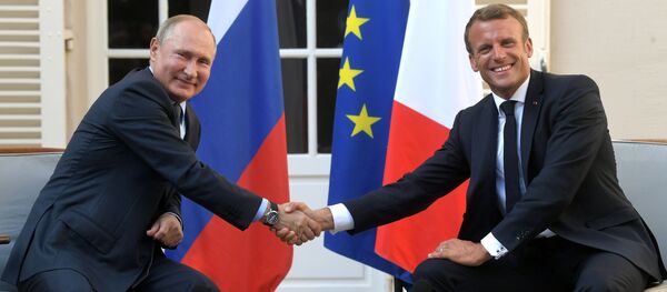 Президент РФ Владимир Путин и президент Франции Эммануэль Макрон во время встречи в резиденции президента Франции Форт Брегансон - Sputnik Кыргызстан