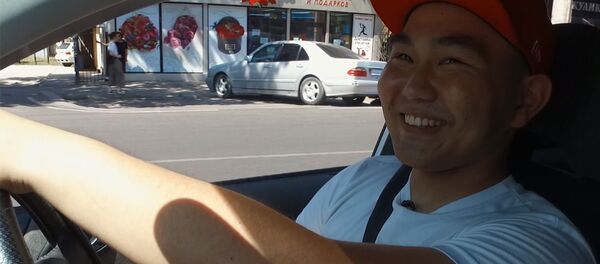 Буту баспаган баланын унаа айдаганын көрдүңүз беле? Видеомаек - Sputnik Кыргызстан